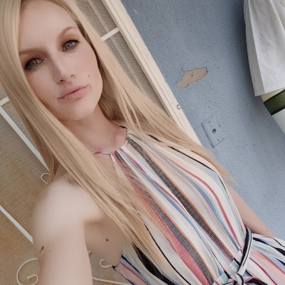 Meet your Posher, Nichole 💗 - Picture 2 of 4